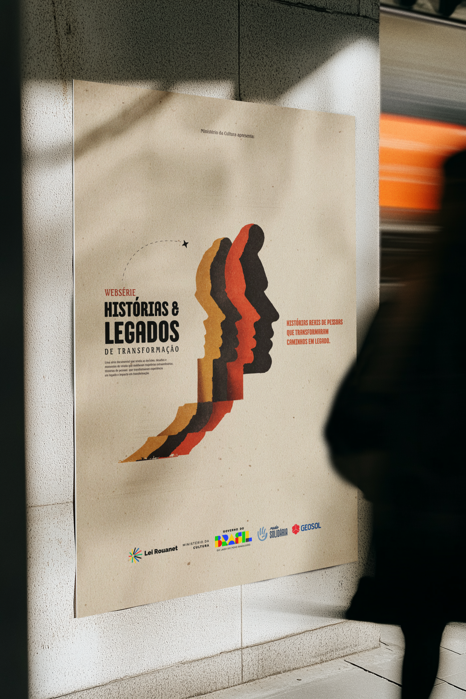 Mockup: poster em muro de rua
